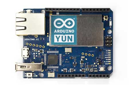 Der Yún nutzt Grundfläche und Pin-Layout des Leonardo, bringt aber neben dem Atmega-Microcontroller einen MIPS-Prozessor unter, der unter Linux läuft