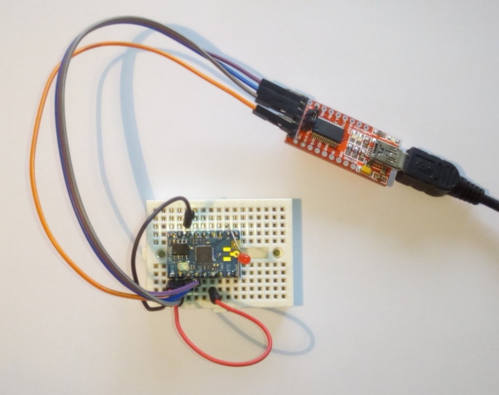 Einfache ESP8266-Boards führen nicht alle Pins heraus, verfügen über ein kleines Flash-Modul und benötigen zur Programmierung einen FTDI-Adapter